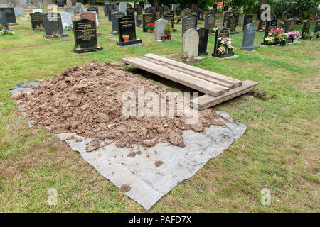 St Matthew's Churchyard, Stretton, Cheshire - une tombe fraîchement creusée se trouve en attente de l'enterrement Banque D'Images