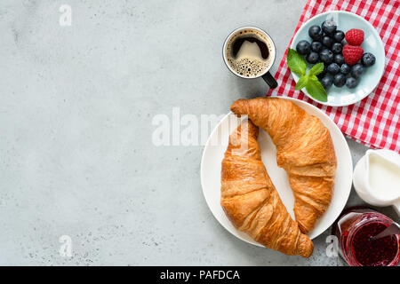 Petit-déjeuner continental Croissants Café confiture sur fond de béton, Vue du dessus, Copy Space Banque D'Images