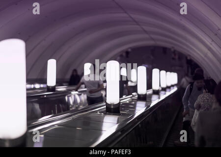 Les gens sur l'escalator méconnaissables dans le métro. Blurred abstract background Banque D'Images