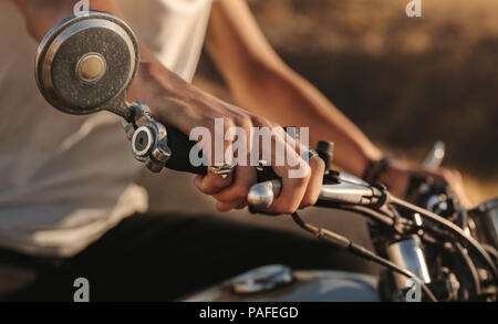 Close up of man tenir le guidon avec le levier du frein avant. La main de rider masculins sur le guidon de moto. Banque D'Images
