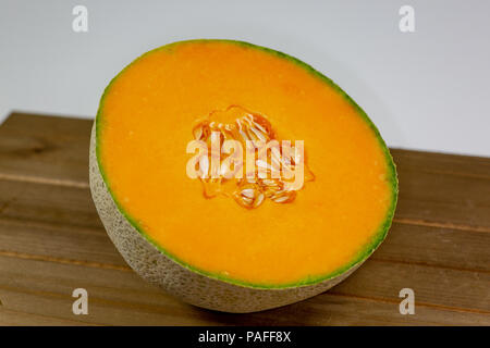 La moitié d'une séance de cantaloup sur la table de la cuisine en attente d'être mangés Banque D'Images