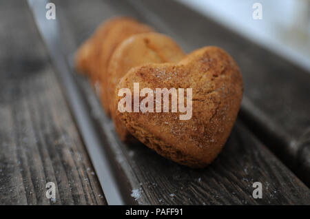 Des biscuits à la cannelle sur fond de bois Banque D'Images