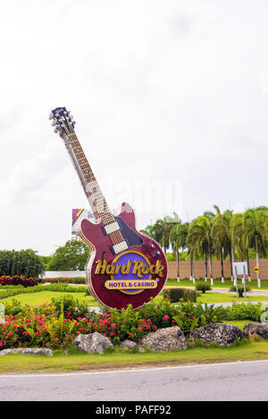 PUNTA CANA, RÉPUBLIQUE DOMINICAINE - 22 MAI 2017 : l'enseigne de l'hôtel et casino. Guitare Sculpture 'Hard Rock'. L'espace de copie pour le texte Banque D'Images