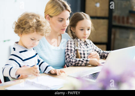 Mère avec enfants Banque D'Images