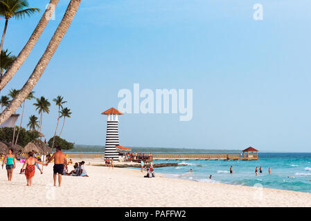 BAYAHIBE, LA RÉPUBLIQUE DOMINICAINE - Mai 21, 2017 : vue sur le phare sur la plage de sable. L'espace de copie pour le texte Banque D'Images