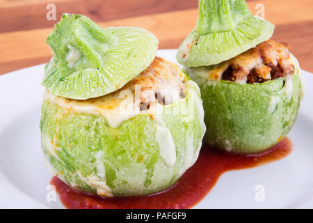 Courgette farcie ronde balle avec le quinoa et fromage Banque D'Images