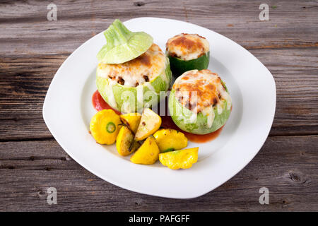 Courgette farcie ronde balle avec le quinoa et fromage servi avec poivrons patty pan squash Banque D'Images