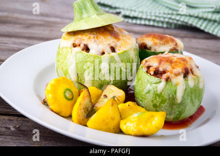 Courgette farcie ronde balle avec le quinoa et fromage servi avec poivrons patty pan squash Banque D'Images