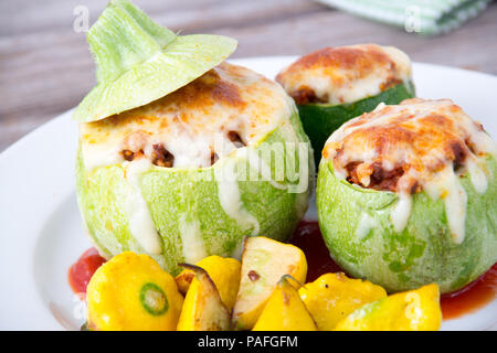 Courgette farcie ronde balle avec le quinoa et fromage servi avec poivrons patty pan squash Banque D'Images