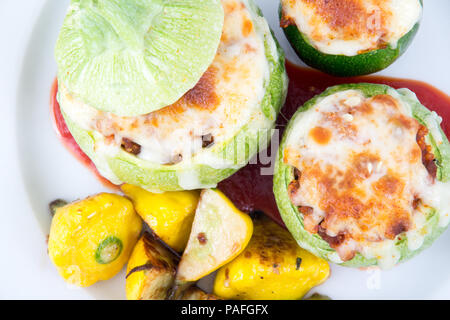 Courgette farcie ronde balle avec le quinoa et fromage servi avec poivrons patty pan squash Banque D'Images