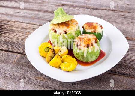 Courgette farcie ronde balle avec le quinoa et fromage servi avec poivrons patty pan squash Banque D'Images