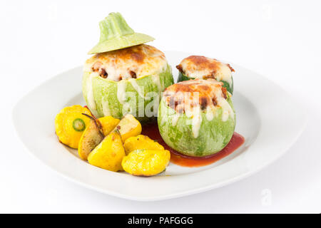 Courgette farcie ronde balle avec le quinoa et fromage servi avec poivrons patty pan squash Banque D'Images