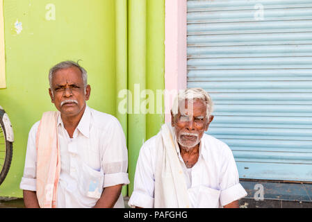 PUTTAPARTHI, Andhra Pradesh, Inde - Juillet 9, 2017 : Portrait de deux hommes âgés. L'espace de copie pour le texte Banque D'Images