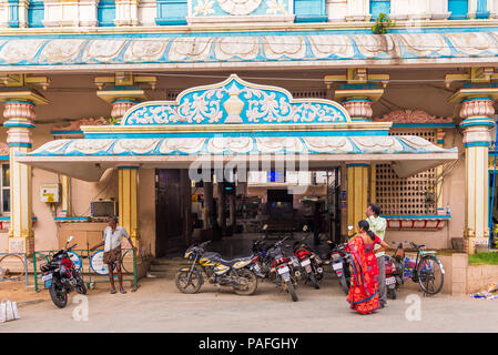 PUTTAPARTHI, Andhra Pradesh, Inde - Juillet 9, 2017 : Avis de la station de police. L'espace de copie pour le texte Banque D'Images