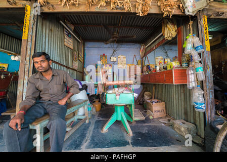 PUTTAPARTHI, Andhra Pradesh - INDIA - 09 NOVEMBRE 2016 : Salon de coiffure, à l'extérieur Banque D'Images