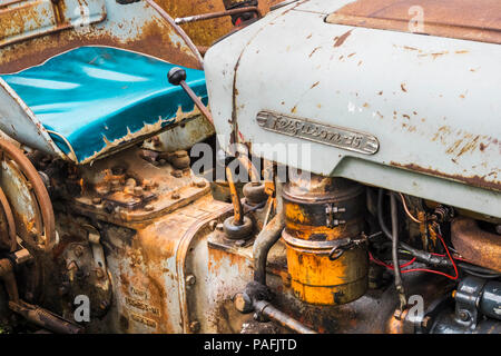 Old rusty et délavés vintage Ferguson tracteur 35 Banque D'Images