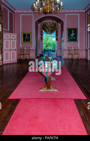 Le hall principal lambrissé grand Georgian familièrement connu comme la Chambre Rose a été la grande salle mais a été converti en 1730 à une salle à manger Banque D'Images