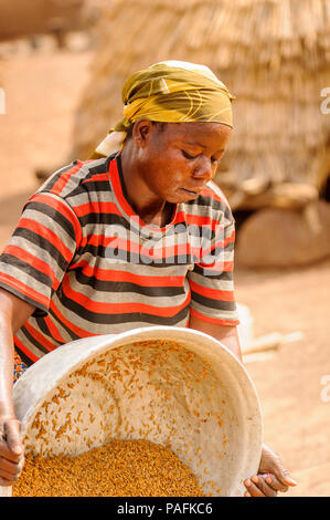 ACCRA, GHANA - mars 6, 2012 : Unidentified femme ghanéenne travaille dans le champ au Ghana. Les gens souffrent de la pauvreté du Ghana en raison du contexte économique Banque D'Images