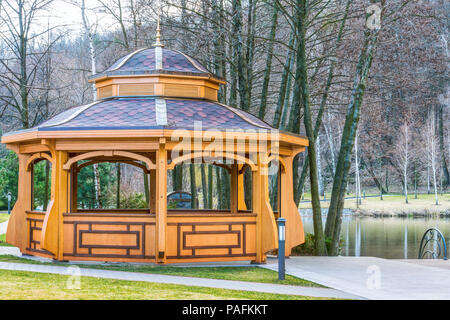 Nouveau Petrovtsi, la région de Kiev, Ukraine - Avril 06, 2015 : Arbor sur la rive d'un lac dans le parc paysager Mezhyhirya. Banque D'Images