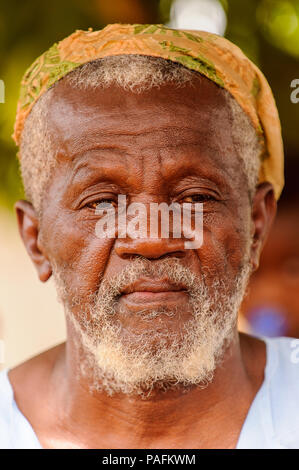 ACCRA, GHANA - 6 mars 2012 : Ghana non identifiés vieil homme avec une barbe dans la rue au Ghana. Les gens souffrent de la pauvreté du Ghana en raison de l'instabilité Banque D'Images