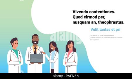 African American doctor tenir consultation en ligne ordinateur portable l'équipe de pharmaciens race mix cliniques médicales hôpital travailleur plate horizontale copy space Illustration de Vecteur