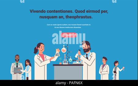 Les scientifiques du groupe de travail avec microscope in laboratory recherche homme femme faisant des expériences scientifiques médecins course mélange fond bleu de travail horizontale de l'espace portrait copie Illustration de Vecteur