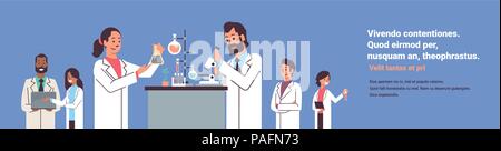 Les scientifiques du groupe de travail avec microscope in laboratory recherche homme femme faisant des expériences scientifiques les médecins en course mélange de travail de laboratoire copie espace banner Illustration de Vecteur