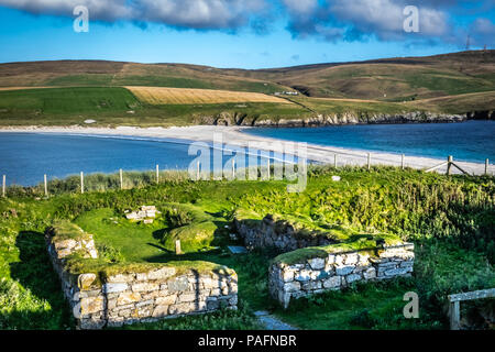 L'Écosse, Shetland, St Ninian's Beach, un tombolo est une forme de dépôts dans une île qui est reliée au continent par une étroite bande de Banque D'Images