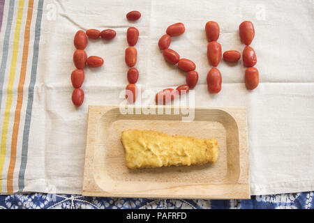 Burger de poisson frit avec près du poisson écrit à base de tomates Pachino Banque D'Images