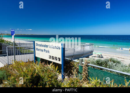 Îles de Shoalwater Marine Park signe en promenade menant à la plage de la baie de sécurité sur un jour ensoleillé Banque D'Images