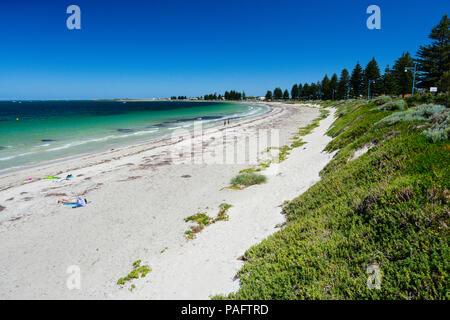 La plage de la baie de sécurité avec sable blanc, eau bleu clair et la végétation côtière, Rockingham Shoalwater Bay Australie Occidentale Banque D'Images