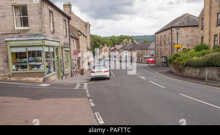 Scène de rue à pied,Ville,Angleterre,Rothbury Northumberland,UK Banque D'Images