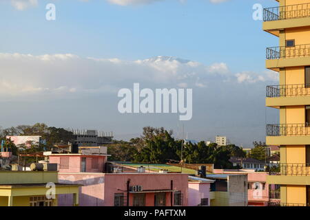 Le Kilimandjaro vu de la ville de Moshi, Tanzanie Banque D'Images