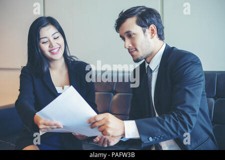 Hommes et de femmes d'affaires et des débats sur les documents et d'idées en réunion et concept d'entrevue d'emploi Banque D'Images