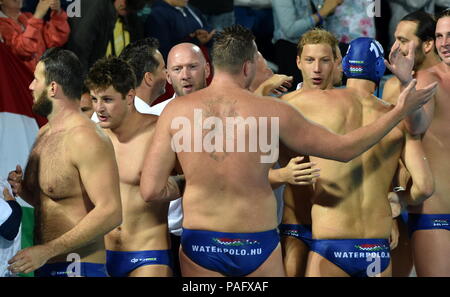 Budapest, Hongrie - 27 juil., 2017. Heureux de l'équipe hongroise après avoir gagné en demi-finale. Championnat du monde de water-polo de la FINA. Banque D'Images