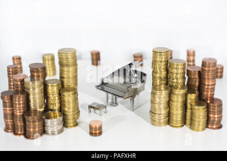 Résumé photo de la musique. Petit piano métallique avec des notes d'adresses. Piano Jazz. Banque D'Images