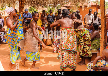 KARA, TOGO - MAR 11, 2012 : le peuple togolais non identifié la danse Danse vaudou religieux. Le Vaudou est la religion de l'Afrique de l'Ouest Banque D'Images