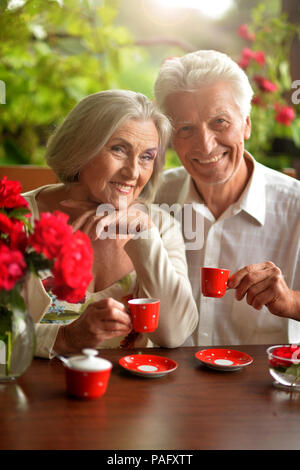 Senior couple drinking coffee Banque D'Images