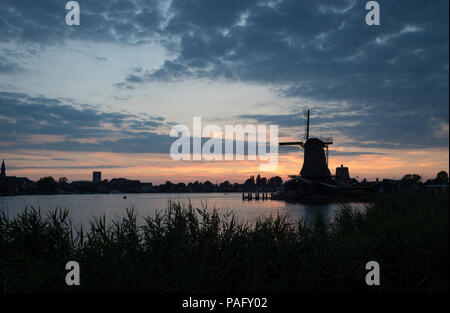 Moulins à vent hollandais au coucher du soleil d'été à Zaanse, Pays-Bas Banque D'Images