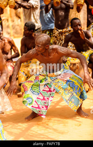 KARA, TOGO - MAR 11, 2012 : le Réseau non identifié, l'homme danse Danse vaudou religieux. Le Vaudou est la religion de l'Afrique de l'Ouest Banque D'Images