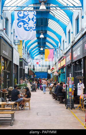 Brixton, Londres, Royaume-Uni - Juin 2018 : vue de l'intérieur du marché intérieur, Brixton Village un marché communautaire multiculturel avec boutiques indépendantes et ethni Banque D'Images