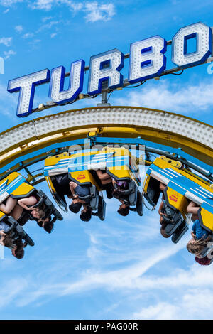 Les gens monter à l'envers sur le Turbo Roller Coaster à Brighton, Royaume-Uni Banque D'Images