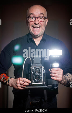 Autoportrait du photographe holding film appareil Mamiya C220 avec flash Metz 45CT-5. 45, 50, 55, 60 ans. Manhattan, New York City, USA Banque D'Images