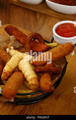 Apéritif mixte de frites, beignets de courgettes frites, sasusage, pâtisserie, sigara borek avec des sauces Banque D'Images