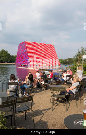 Christo et Jeanne-Claude's sculpture temporaire le mastaba de Londres sur la serpentine, à Hyde Park, Londres, UK Banque D'Images