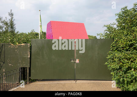 Derrière des portes fermées - Christo et Jeanne-Claude's sculpture temporaire le mastaba de Londres sur la serpentine, à Hyde Park, Londres, UK Banque D'Images