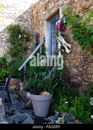 De plus près vue sur la cour et terrasse d'une merveilleuse maison privée près de Magalas dans la région Languedoc-Roussillon, France Banque D'Images