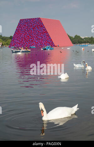 Les cygnes tuberculés entourent Christo et Jeanne-Claude's sculpture temporaire le mastaba de Londres sur la serpentine, à Hyde Park, Londres, UK Banque D'Images