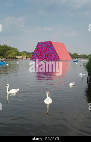 Les cygnes tuberculés entourent Christo et Jeanne-Claude's sculpture temporaire le mastaba de Londres sur la serpentine, à Hyde Park, Londres, UK Banque D'Images