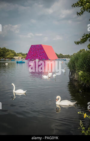 Les cygnes tuberculés entourent Christo et Jeanne-Claude's sculpture temporaire le mastaba de Londres sur la serpentine, à Hyde Park, Londres, UK Banque D'Images